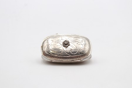 Caixa de comprimidos em prata com gravados e pedra em forma de flor